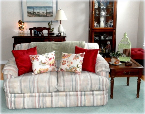 https://www.lisascreativedesigns.com/wp-content/uploads/2015/02/Staged-Living-Room-2_renamed_15143-600x472.jpg