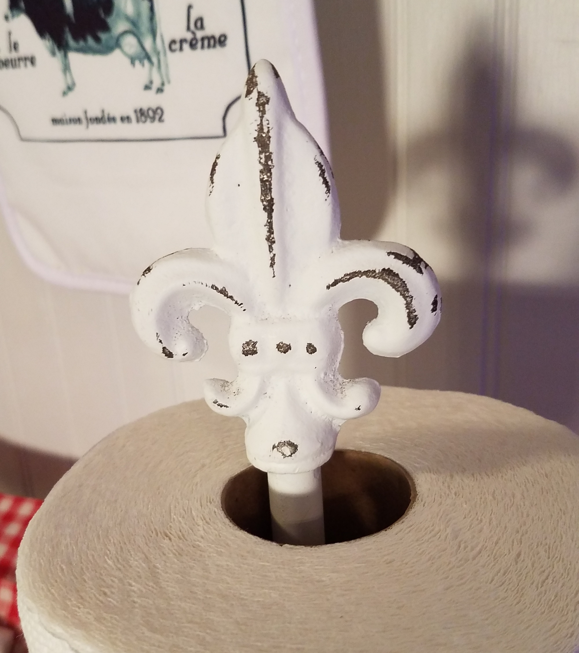 https://www.lisascreativedesigns.com/wp-content/uploads/2020/03/French-White-Distressed-Paper-Towel-Holder-Shabby-Chic-1.jpg